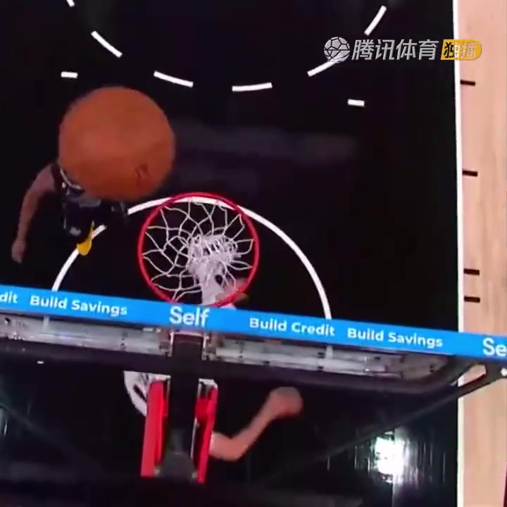 罕見一幕！努爾基奇拋投 球神奇停在籃板上沿 看呆凱爾登?。ㄅ瑺柣婕\）